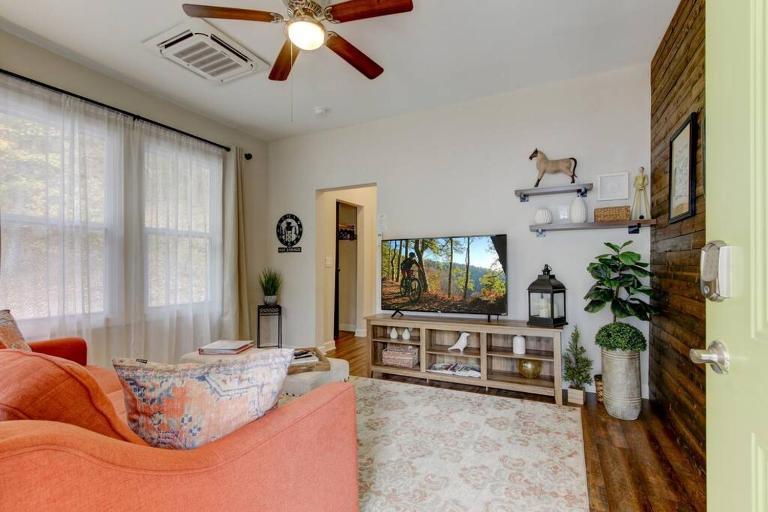 Mountain Bungalow-Walk to Downtown/Biker's Dream! - Bed and Breakfast Hot Springs