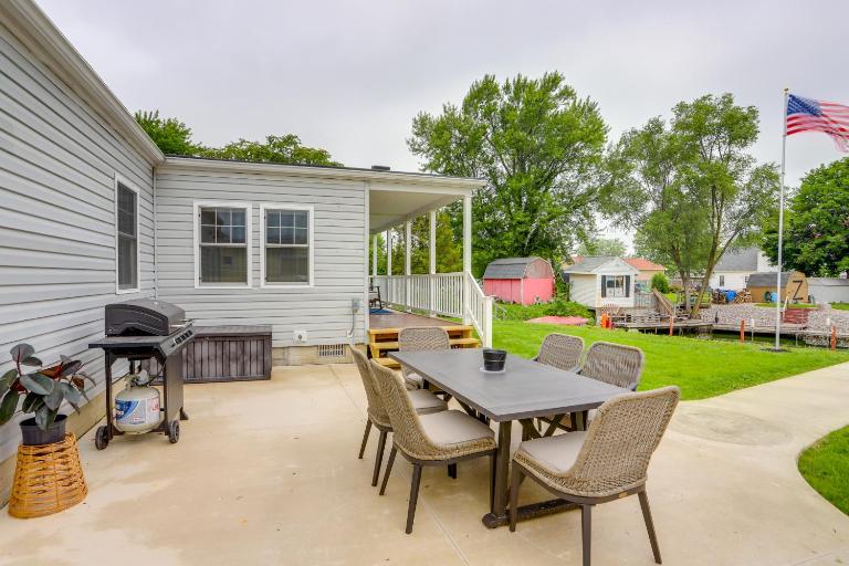 Boat Dock & Grill! Canal-Front Port Clinton Escape - B&B Port Clinton