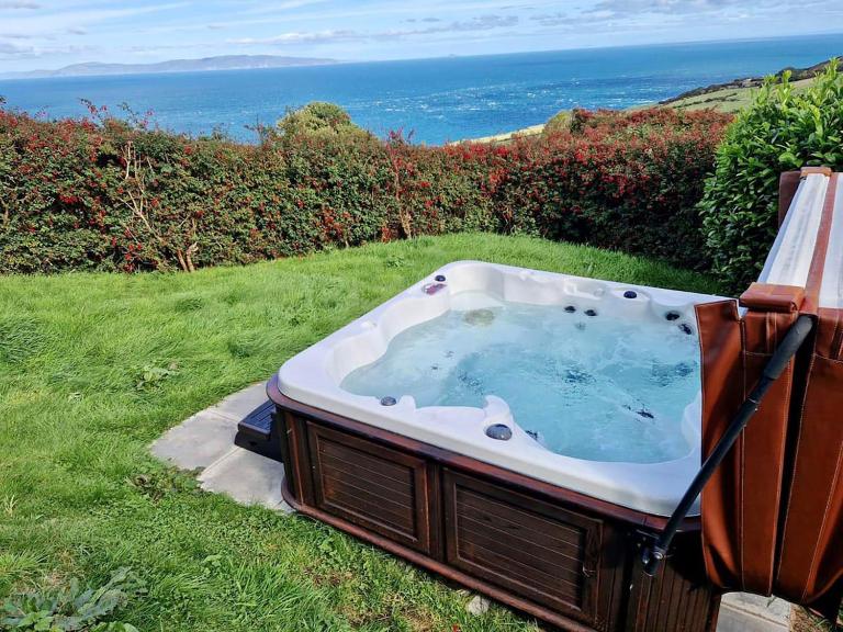 Torr Lodge- luxury log cabin with private hot tub! - Chambres d'hôtes Ballycastle