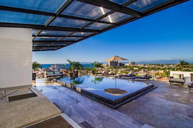 Modern city living close to EVERYTHING - B&B Puerto Vallarta