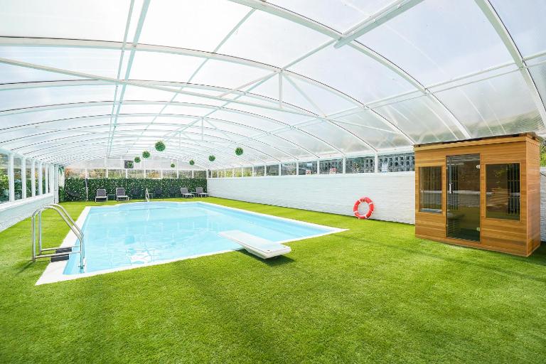 RentMySpaHome with Swimming Pool Hottub and Sauna - B&B Sheffield