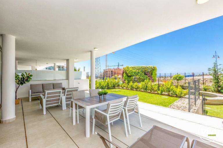 ViVi Homes - Cameron Pool, Patio, Garden & Beach - Bed and Breakfast Fuengirola