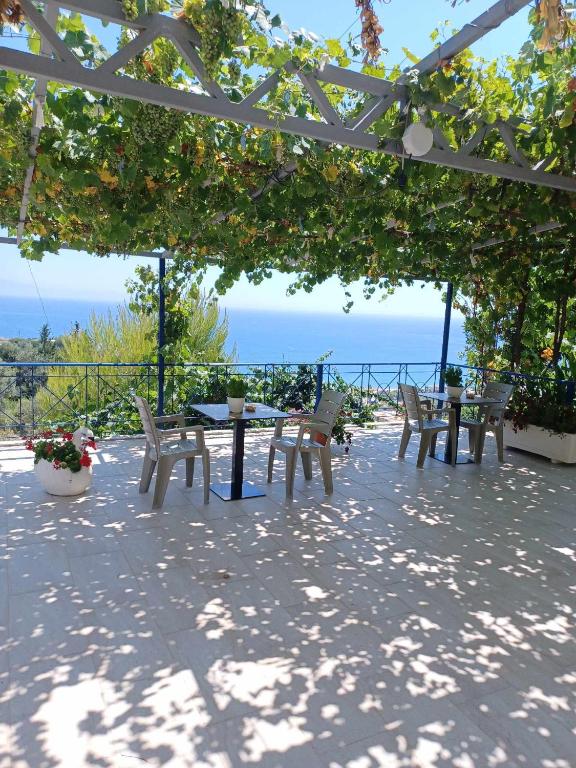 Ionian View Guest House - B&B Qeparo