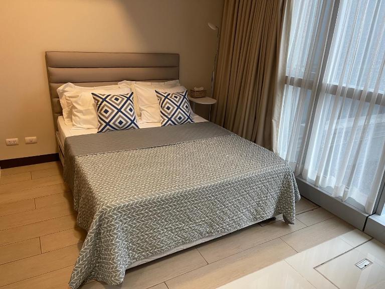 1 BR condo Uptown Parksuites BGC, high floor, morning sun - Bed and Breakfast Manilla