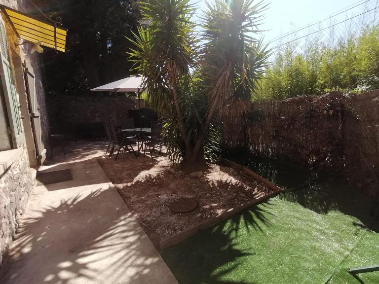 Comme à la maison, T3 tout confort pour 8, jardin au calme - B&B La Crau