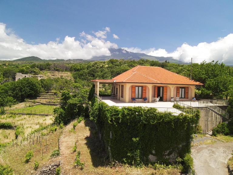 Le Vigne - Villa overlooking Etna - B&B Adrano