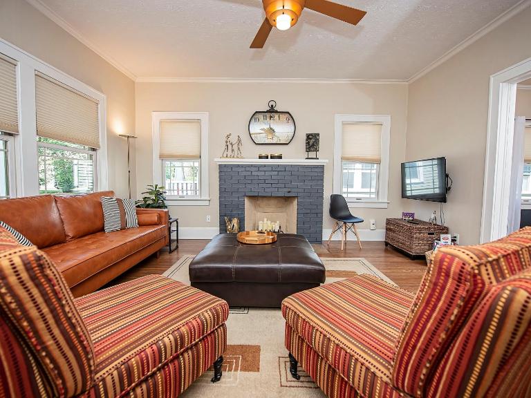 The Cherry St House|Dog Friendly |Sleeps 10 |Near MSU - Bed and Breakfast Springfield