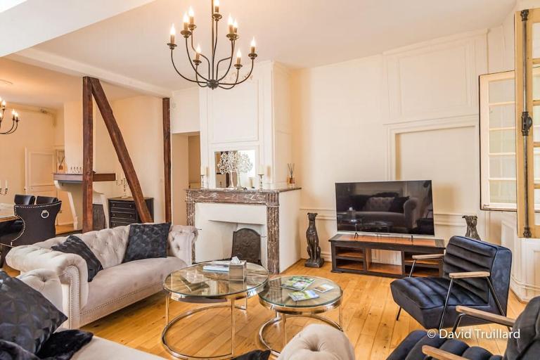 Suites Mana - MATAHINA avec VUE SUPERBE sur la Place DUCALE et Parking privé inclus - B&B Charleville-Mézières