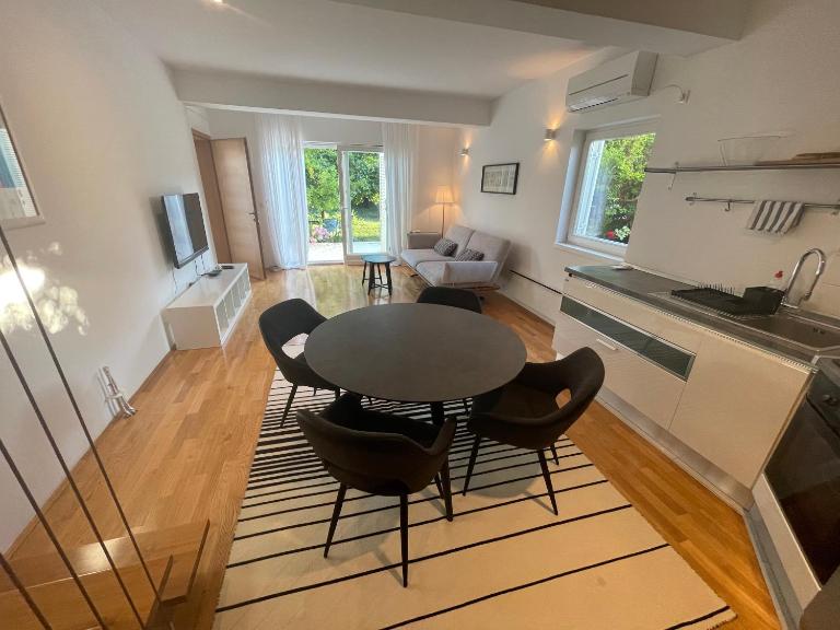 Apartments Mali Ivo - Bed and Breakfast Nin