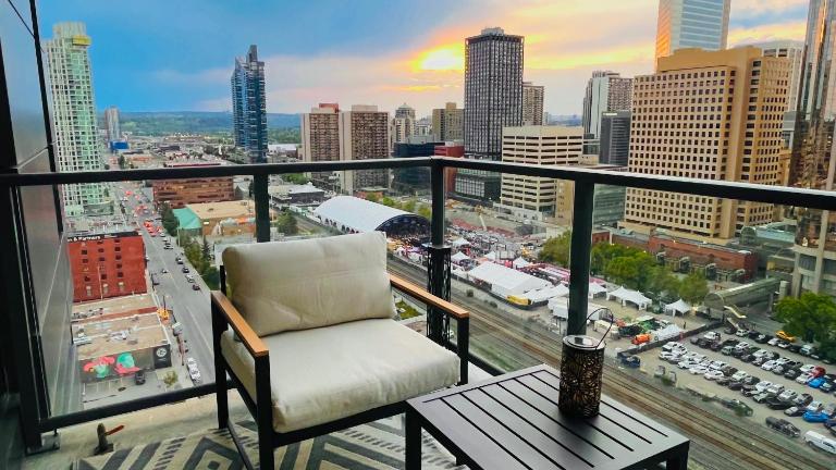 LUXURY Downtown Sunset Getaway - Your Home Away From Home - Fully Stocked Kitchen, Gym, Balcony, FREE PARKING - B&B Calgary