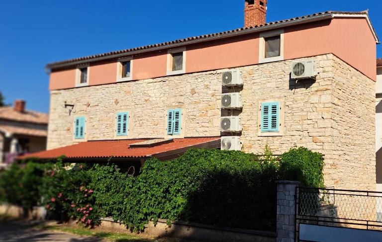 Eti and Mia holiday home - B&B Muntić