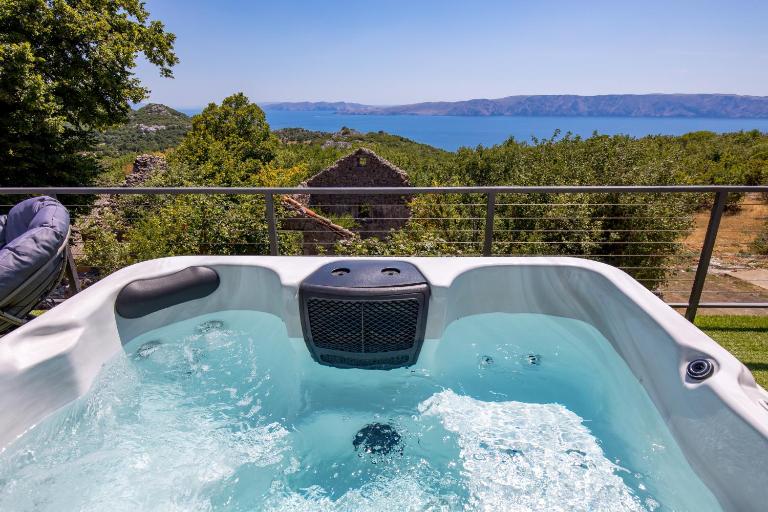 Villa Mirjam with swimming pool, jacuzzi and sea view - Chambres d'hôtes Novi Vinodolski