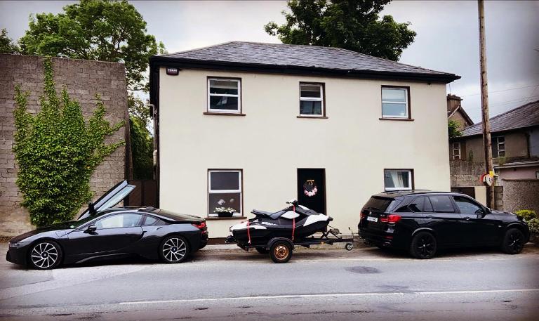 Detached Town centre Villa in Cashel Sleeps 6 Private BBQ Area & Jacuzzi Bath - Chambres d'hôtes Cashel