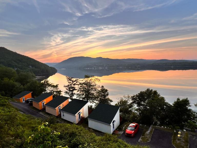 Knotty Pine Cottages, Suites & Motel Rooms - B&B Ingonish Beach