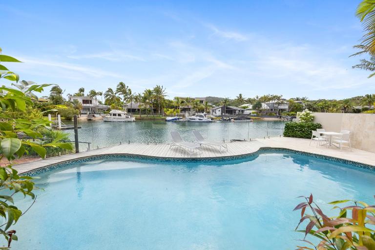 St Tropez 12 Haven with Water View & Pool - B&B Noosa