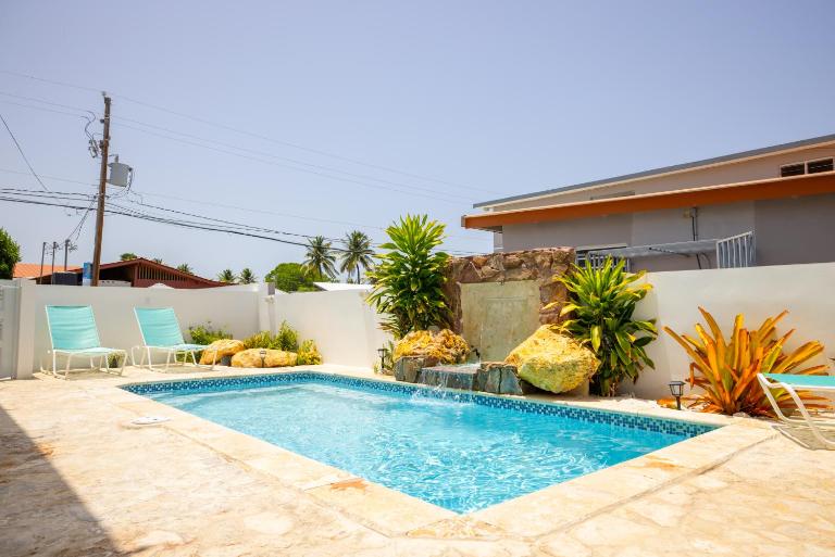 R&V Combate Beach House, 2nd Floor with Pool - Chambres d'hôtes Cabo Rojo
