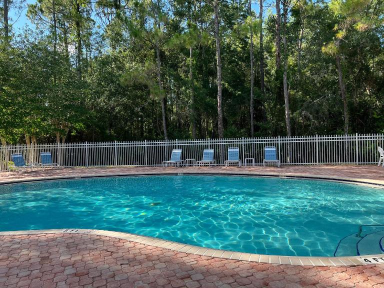 Gated Upscale 2BR Townhome - KING Bed, Pool, WiFi, Wash & Dry, AC, Private Patio facing preserves, Free Parking -- NICE FOR Medical, Business, Groups, Relo - by Moffitt Cancer CTR, Tampa Palms, Hunters Green, Live Oak, Cory Lake, New Tampa, Wesley Chapel - Chambres d'hôtes Tampa