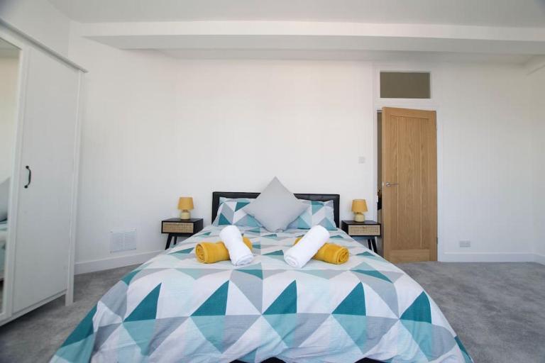 Beautiful large 3-bed coastal flat with parking. - B&B Frinton-on-Sea