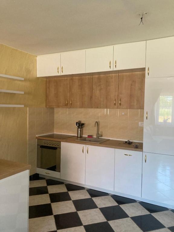 Family rest apartment - Bed and Breakfast Nikšić