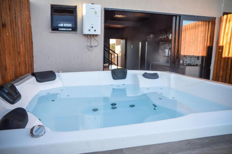 Vila Astra - jacuzzi privativa, telão 120 polegadas, próximo de tudo - Bed and Breakfast Alto Paraíso de Goiás