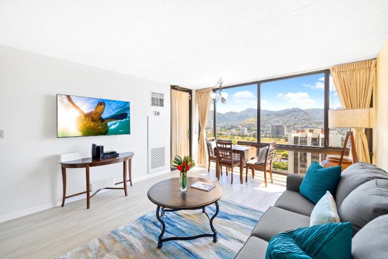 Stunning Mountain View Condo, Near Beach with Parking - Ferienwohnung Honolulu