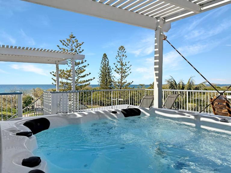 Beachfront Apt with rooftop spa across from Marcoola Beach - Ferienwohnung Merrigal