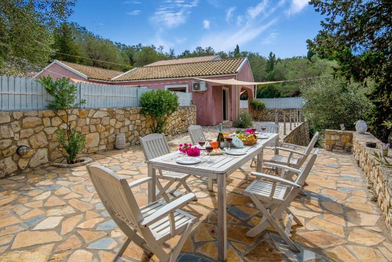 Bask in the Beauty of Paxoi - Kirki's Summer Retreats with Private Jacuzzis - Chambres d'hôtes Geromónachos