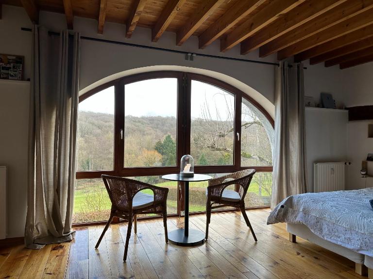Les deux chambres au dessus de la colline - Bed and Breakfast Namen