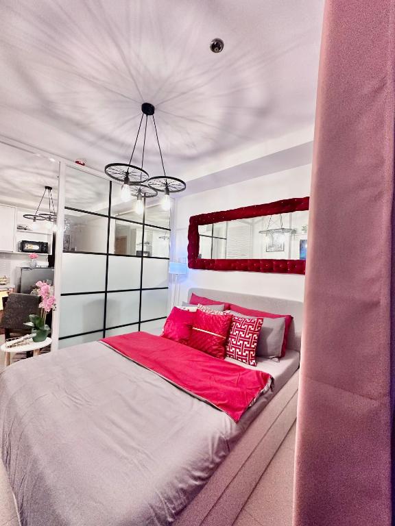 Aesthetic One Bedroom Beside SM w Pool, Wifi and Netflix - B&B Cagayan de Oro