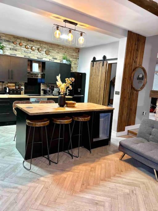 Large Peak District National Park Holiday House - B&B Hadfield