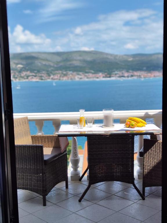 Apartmani Roko - B&B Okrug Donji