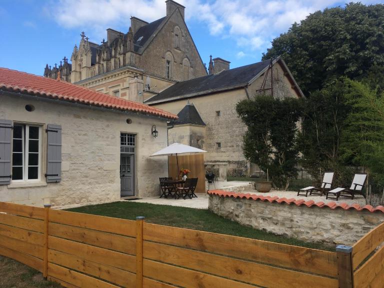 Swallows, Beautiful gite in the grounds of Chateau Beauvoir - Bed and Breakfast Écurat
