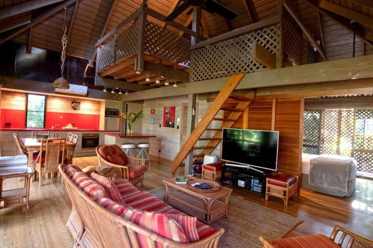 Banfield No 2 - Absolute Beachfront Bungalow - Bed and Breakfast South Mission Beach