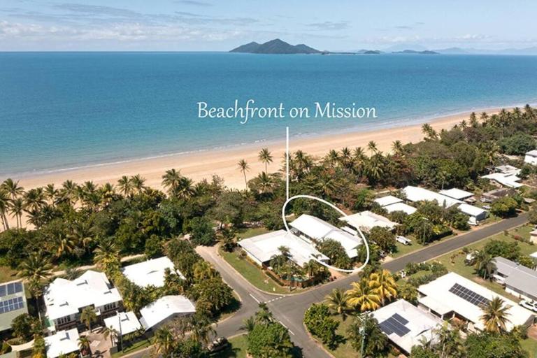 Beachfront on Mission - Absolute Beachfront - Bed and Breakfast Mission Beach