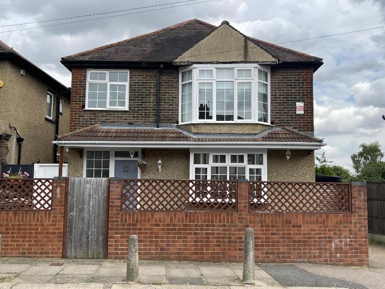 4 Bed House Sleeps 8 - Enclosed Garden - Parking - Chambres d'hôtes Luton