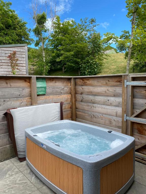 Badger Lodge with Hot Tub - B&B Cupar