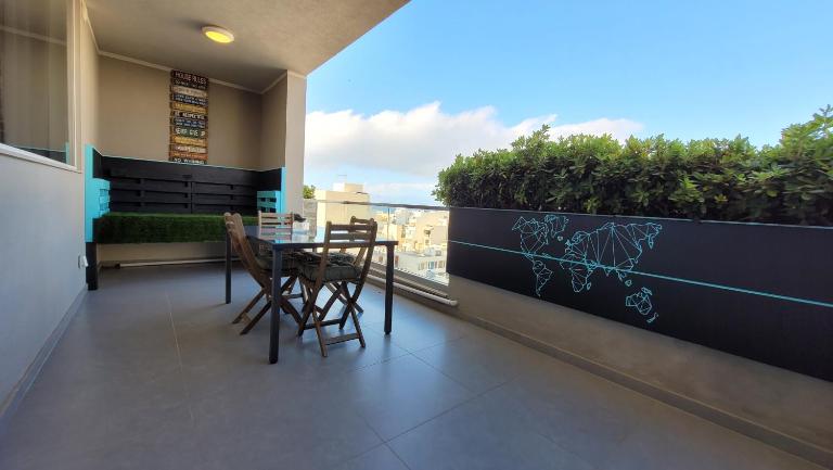 Stylish - Modern - Large Terrace - 2 Bed - 200 M From Sea - Fully Air Con - Chambres d'hôtes San Pawl il-Bahar