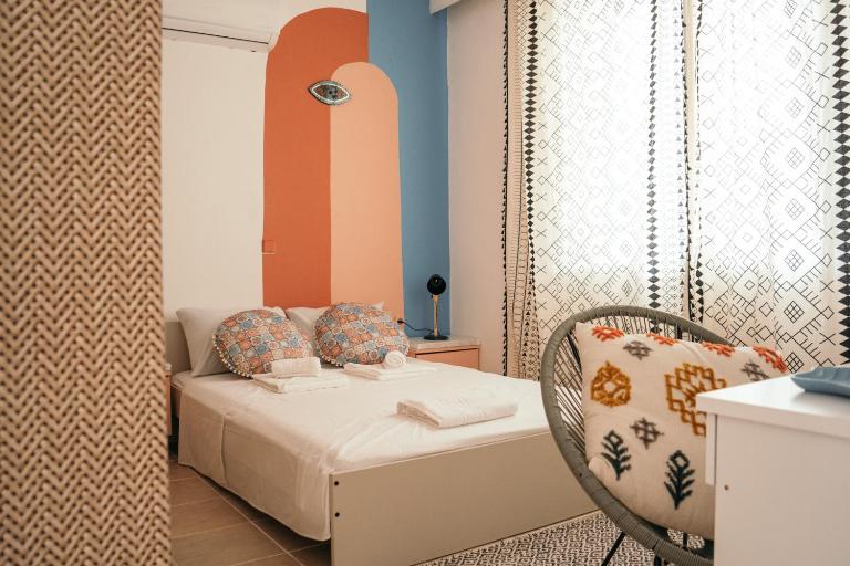 Villager's Art Apt-Your Stylish Airport Escape - B&B Paradeisi