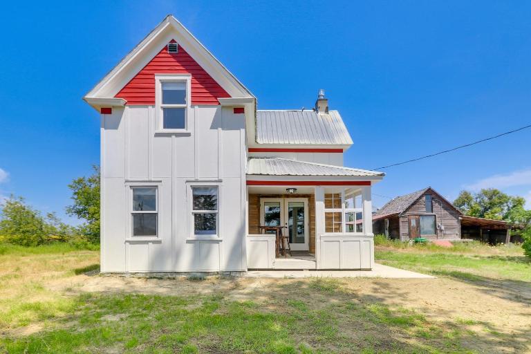 Remodeled Kalispell Farmhouse w/ Mountain Views - Bed and Breakfast Kalispell
