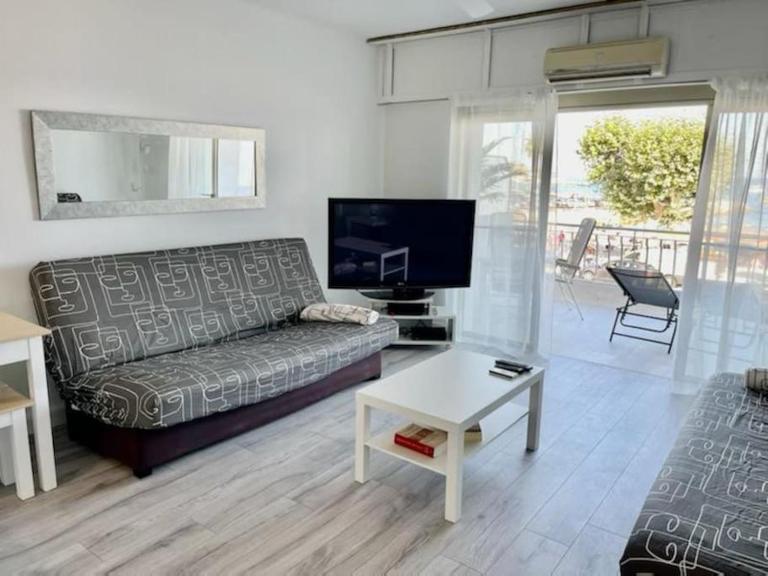 Très bel appartement sur la plage avec grande terrace face à la mer! La Goelette - B&B Vallauris