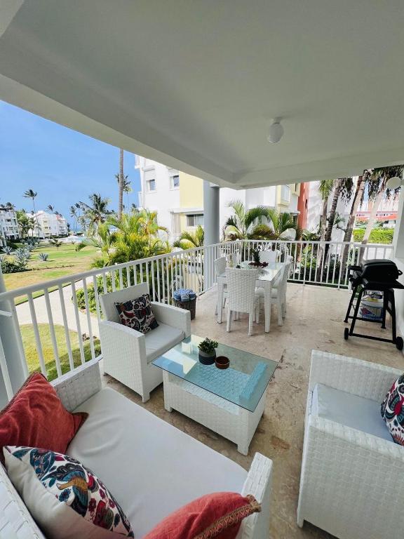 Playa Turquesa 3BR • BBQ • Oceanfront Stay - B&B Punta Cana