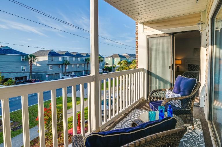 Ocean Access & Balcony: Surfside Beach Condo - Ferienwohnung Myrtle Beach