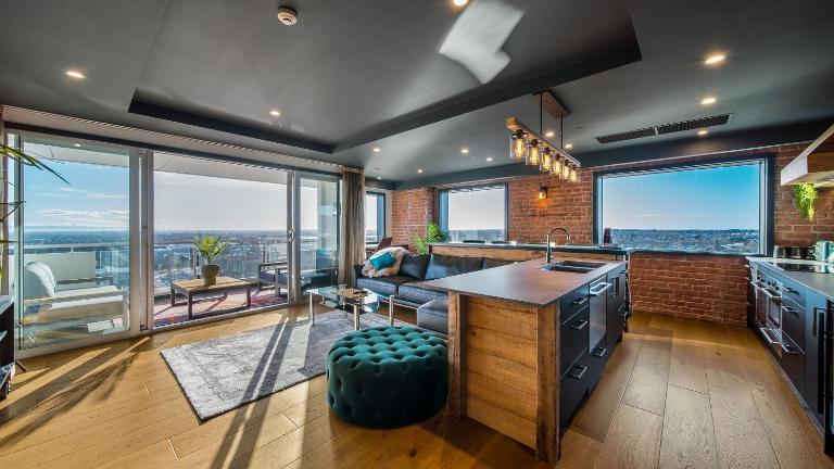 CBD Loft Style Apartment with Free Valet Parking - B&B Christchurch
