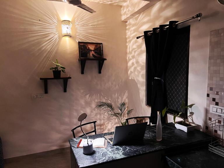TicAna Apartments with all amenities lake view & terrace garden Ac Kitchen wifi - Chambres d'hôtes Udaipur