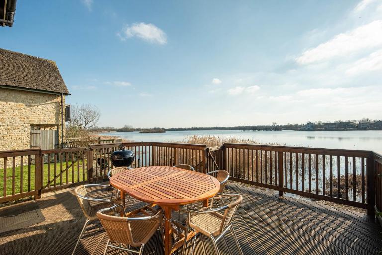 Lakeside property with spa access on a nature reserve Misty Lodge MV69 - Chambres d'hôtes Somerford Keynes