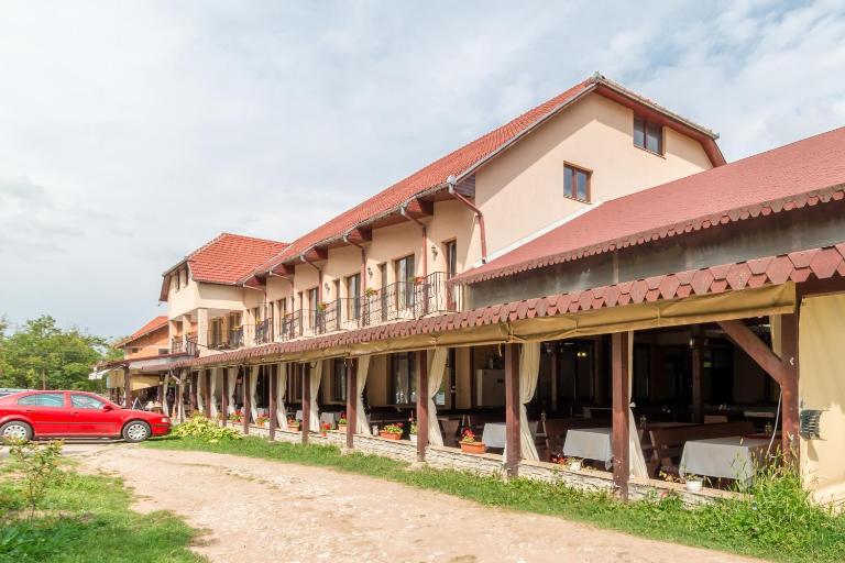 Pensiunea Popasul Ursilor Medve Barlang Peștera Urșilor - B&B Chişcău