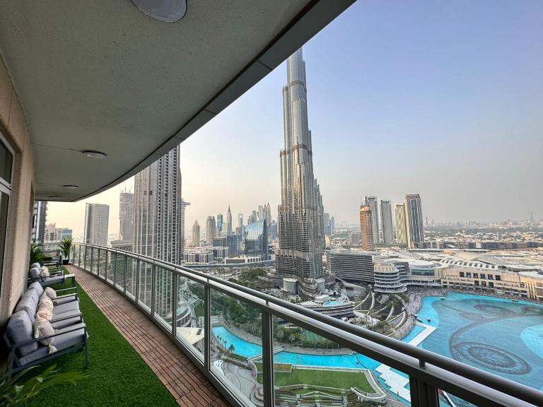 Durrani Homes - Alluring 5BR Penthouse with Burj Khalifa and Fountain View - B&B Dubái