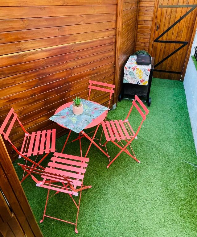 jolie maison individuelle 50 m2 ,design et climatisée, tout confort, wifi, terasse privée , 5 min plage et autoroute, stationnement gratuit - B&B Marsiglia