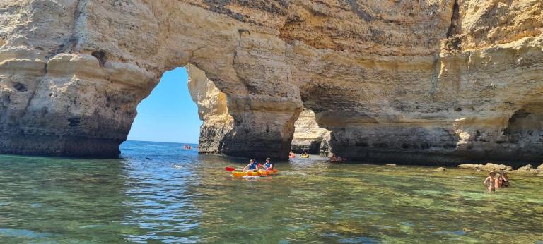 Luxury two BR pool view beach side apartment at Algarve's longest beach - Bed and Breakfast Armação de Pêra
