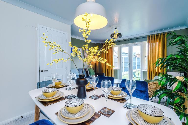 Newly Refurbished 3 Double Bedroom Knowsley Liverpool Townhouse - Bed and Breakfast Knowsley